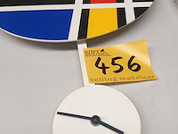 Lot 456 - wandklok in mondriaan kleuren - afbeelding 3 van  3