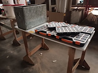 Lot 459 - werktafel met inhoud - afbeelding 1 van  4