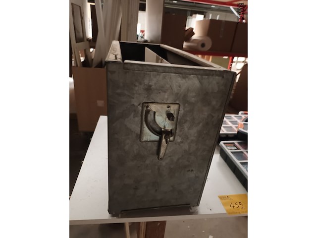 Lot 459 - werktafel met inhoud - afbeelding 2 van  4