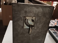 Lot 459 - werktafel met inhoud - afbeelding 2 van  4