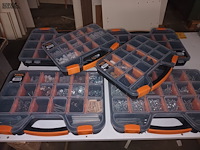 Lot 459 - werktafel met inhoud - afbeelding 3 van  4