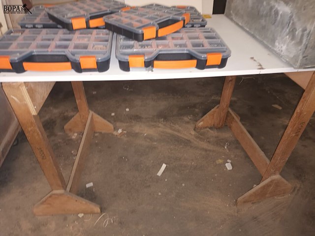 Lot 459 - werktafel met inhoud - afbeelding 4 van  4