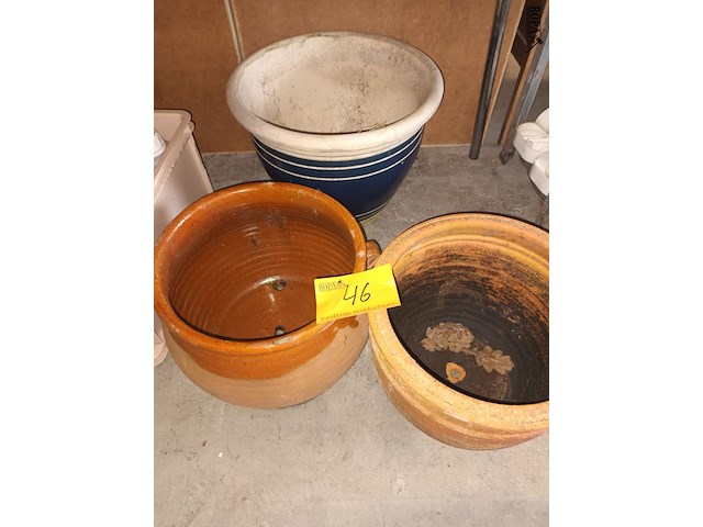 Lot 46 - bloempotten aardewerk. 3 stuks - afbeelding 1 van  4