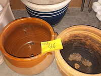 Lot 46 - bloempotten aardewerk. 3 stuks - afbeelding 1 van  4