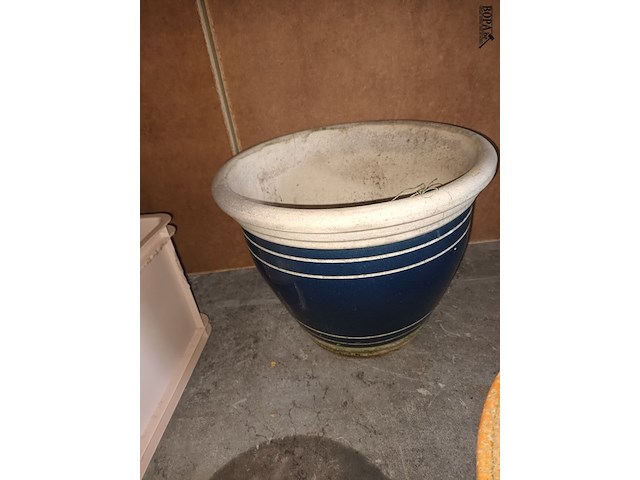 Lot 46 - bloempotten aardewerk. 3 stuks - afbeelding 3 van  4