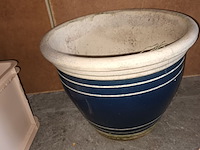 Lot 46 - bloempotten aardewerk. 3 stuks - afbeelding 3 van  4