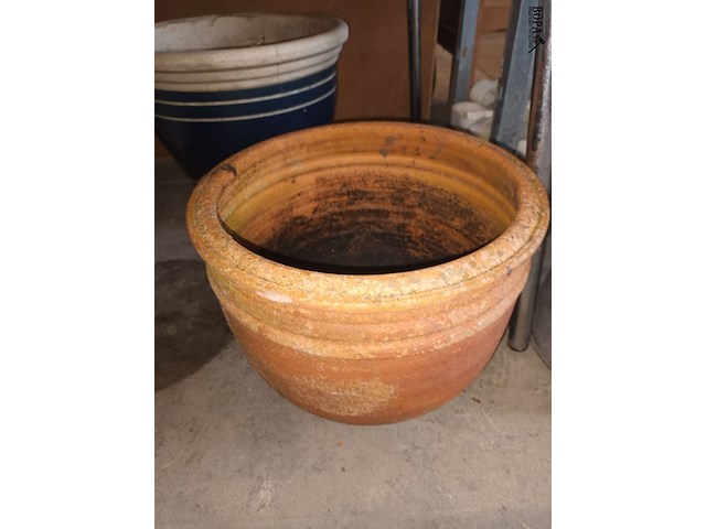 Lot 46 - bloempotten aardewerk. 3 stuks - afbeelding 4 van  4