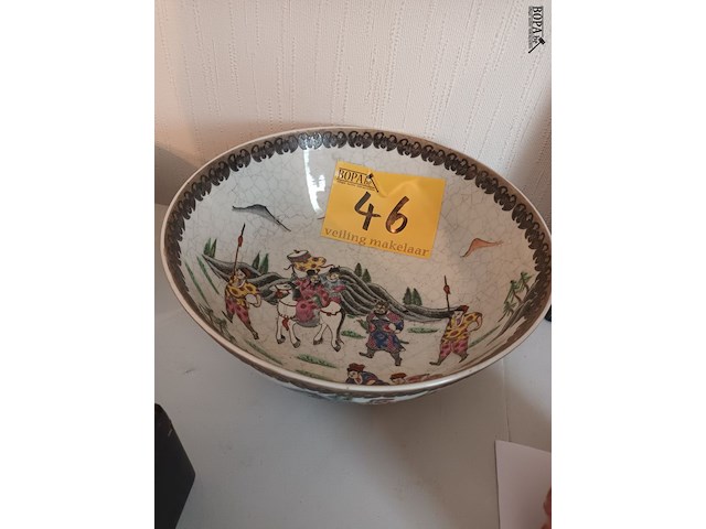 Lot 46 - chinese kom met jachttafereel - afbeelding 1 van  6