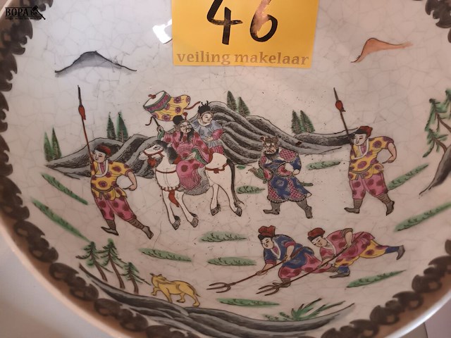 Lot 46 - chinese kom met jachttafereel - afbeelding 2 van  6