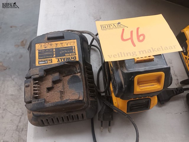 Lot 46 - dewalt accu’s en lader - afbeelding 1 van  5