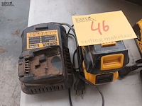 Lot 46 - dewalt accu’s en lader - afbeelding 1 van  5
