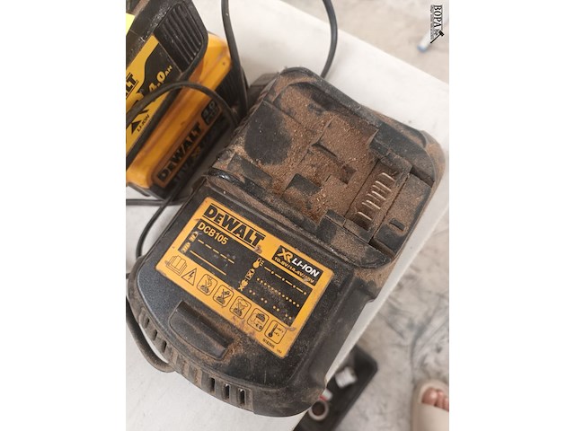Lot 46 - dewalt accu’s en lader - afbeelding 2 van  5