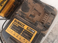 Lot 46 - dewalt accu’s en lader - afbeelding 2 van  5