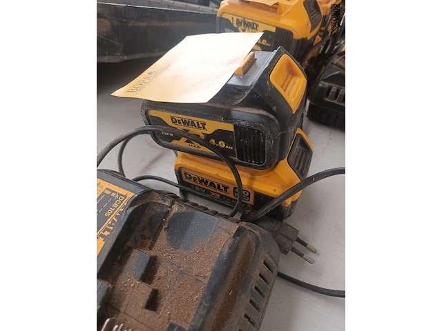Lot 46 - dewalt accu’s en lader - afbeelding 3 van  5