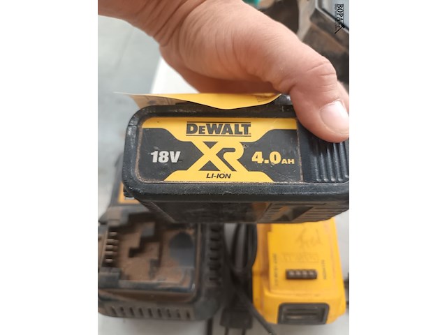Lot 46 - dewalt accu’s en lader - afbeelding 4 van  5