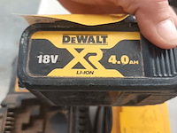 Lot 46 - dewalt accu’s en lader - afbeelding 4 van  5
