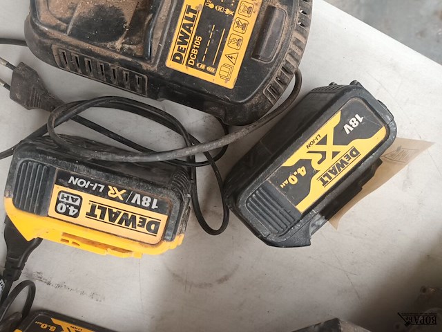 Lot 46 - dewalt accu’s en lader - afbeelding 5 van  5