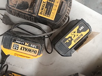 Lot 46 - dewalt accu’s en lader - afbeelding 5 van  5