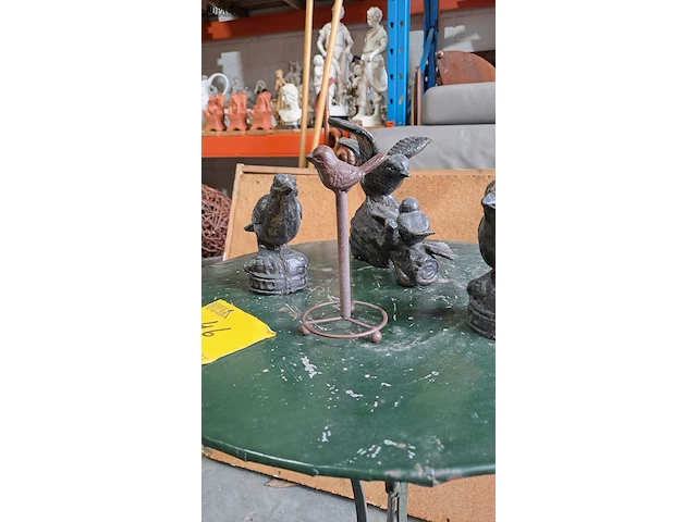 Lot 46 - gietijzeren vogelbeeldjes - 4 stuks - afbeelding 2 van  4