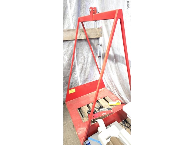 Lot 46 - hangkooi met elektrische takel - afbeelding 1 van  4