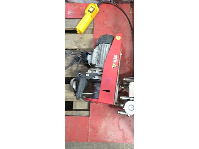 Lot 46 - hangkooi met elektrische takel - afbeelding 2 van  4