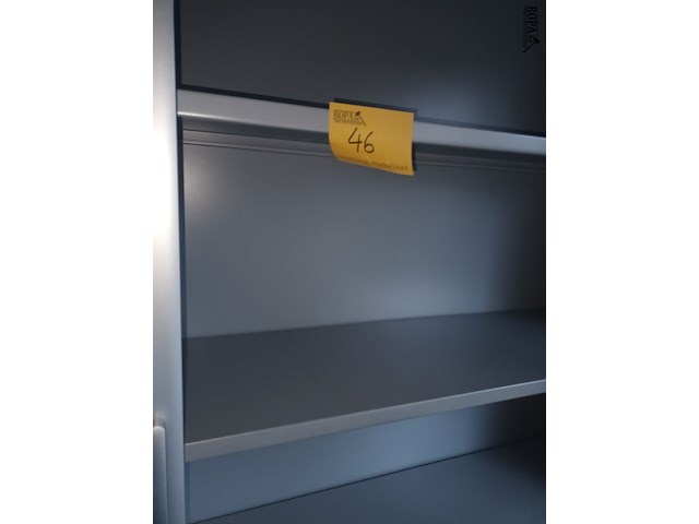 Lot 46 - hoge roldeurkast - afbeelding 2 van  2