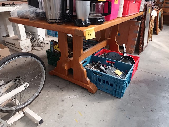 Lot 46 - houten eetkamertafel - afbeelding 1 van  3