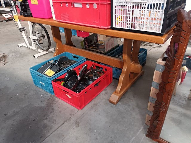 Lot 46 - houten eetkamertafel - afbeelding 2 van  3