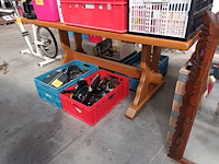 Lot 46 - houten eetkamertafel - afbeelding 2 van  3