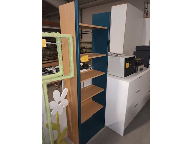 Lot 46 - houten wandrek - afbeelding 1 van  3