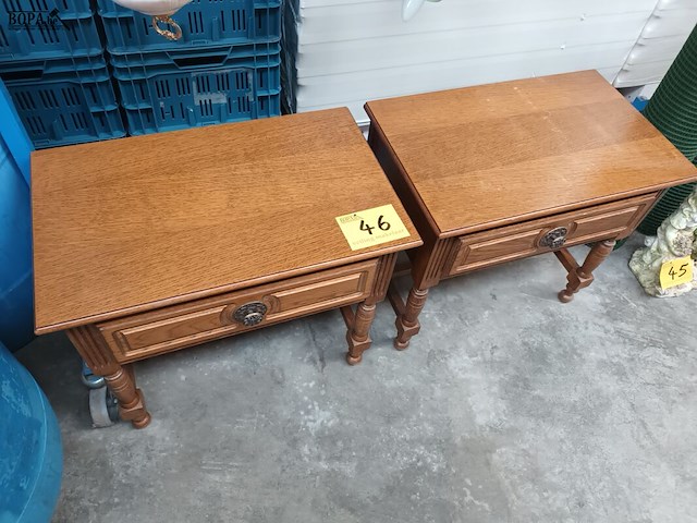 Lot 46 - koppel nachtkastjes - afbeelding 1 van  4