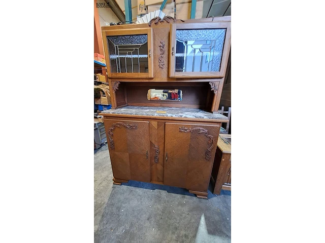 Lot 46 - landelijke brocante buffetkast '30 glas in looddeuren en ma - afbeelding 1 van  7
