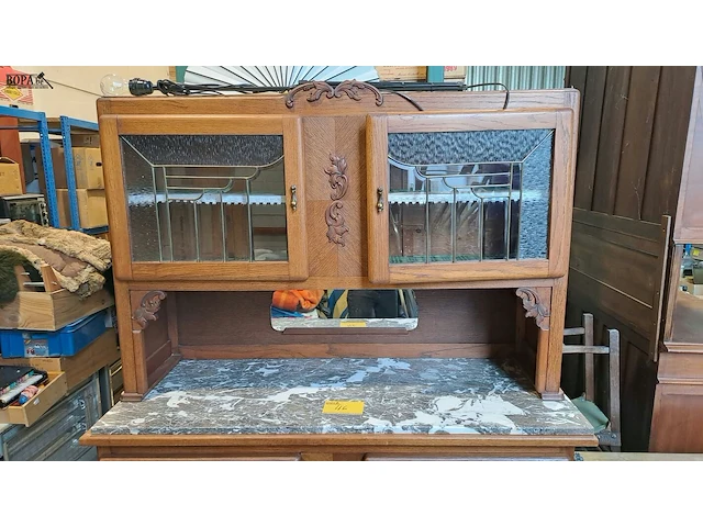 Lot 46 - landelijke brocante buffetkast '30 glas in looddeuren en ma - afbeelding 2 van  7