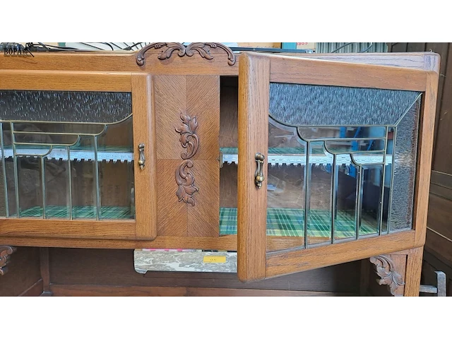 Lot 46 - landelijke brocante buffetkast '30 glas in looddeuren en ma - afbeelding 3 van  7