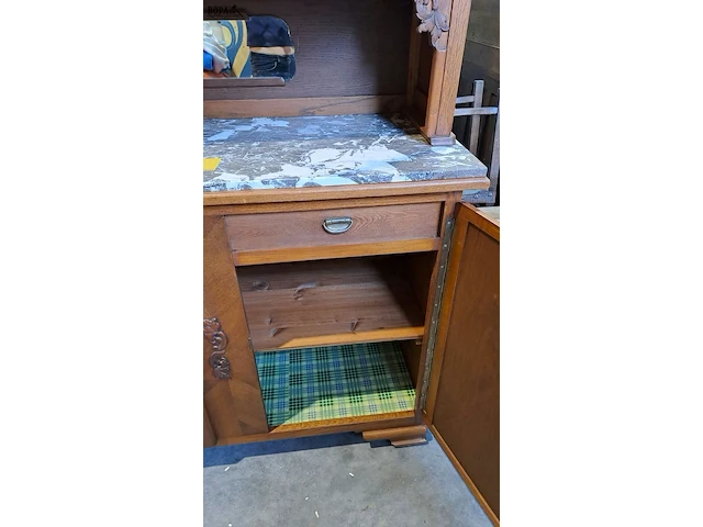 Lot 46 - landelijke brocante buffetkast '30 glas in looddeuren en ma - afbeelding 4 van  7