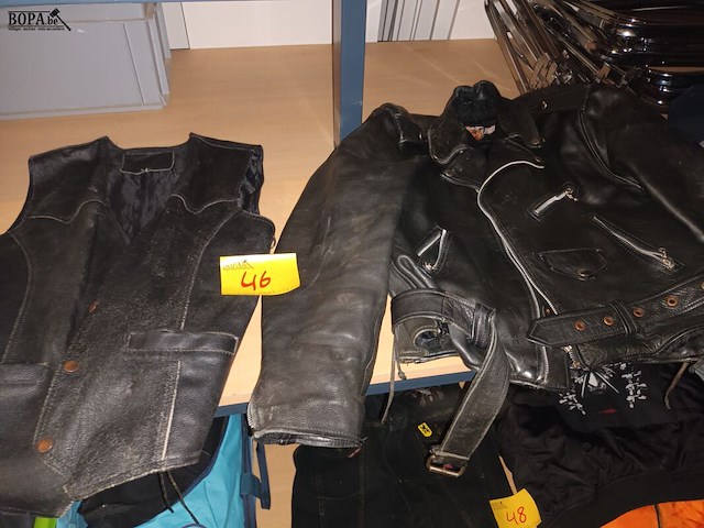 Lot 46 - lederen gilet en motorvest - afbeelding 1 van  5