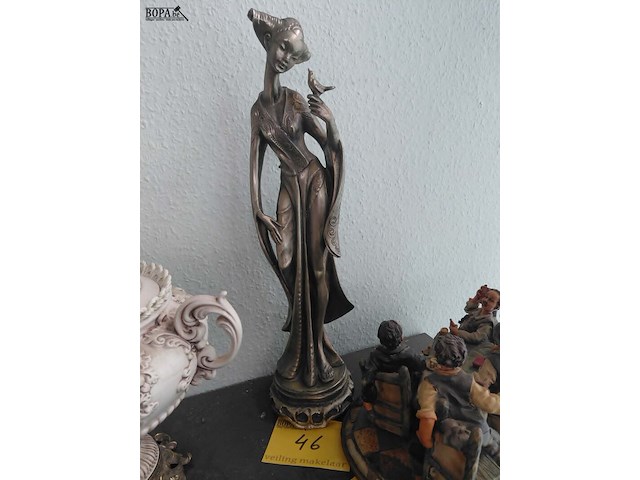 Lot 46 - lot art deco-stijl bronskleurig beeld geisha met vogel - afbeelding 1 van  4