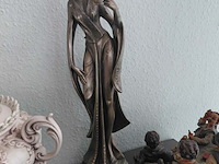 Lot 46 - lot art deco-stijl bronskleurig beeld geisha met vogel - afbeelding 1 van  4