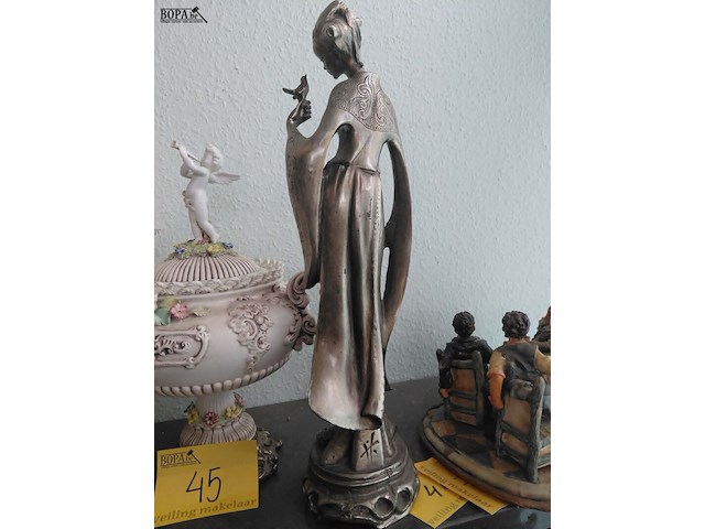 Lot 46 - lot art deco-stijl bronskleurig beeld geisha met vogel - afbeelding 2 van  4