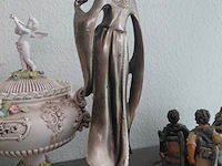 Lot 46 - lot art deco-stijl bronskleurig beeld geisha met vogel - afbeelding 2 van  4