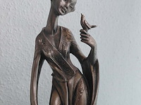 Lot 46 - lot art deco-stijl bronskleurig beeld geisha met vogel - afbeelding 3 van  4