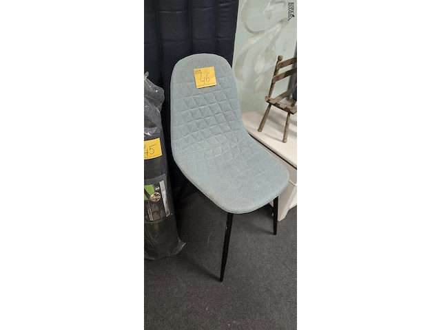 Lot 46 - moderne stoel zo goed als nieuw - afbeelding 1 van  2