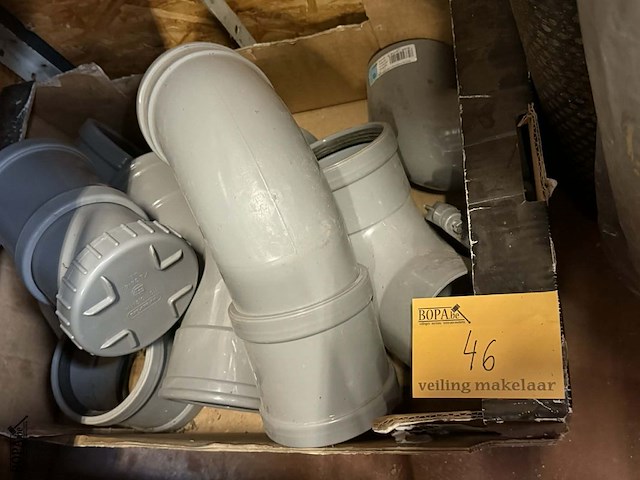 Lot 46 - pvc afvoerbuizen hulpstukken - afbeelding 1 van  2