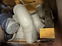 Lot 46 - pvc afvoerbuizen hulpstukken - afbeelding 1 van  2
