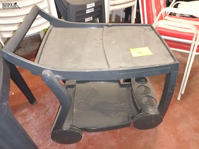 Lot 46 - pvc serveerwagen nardi - afbeelding 1 van  4