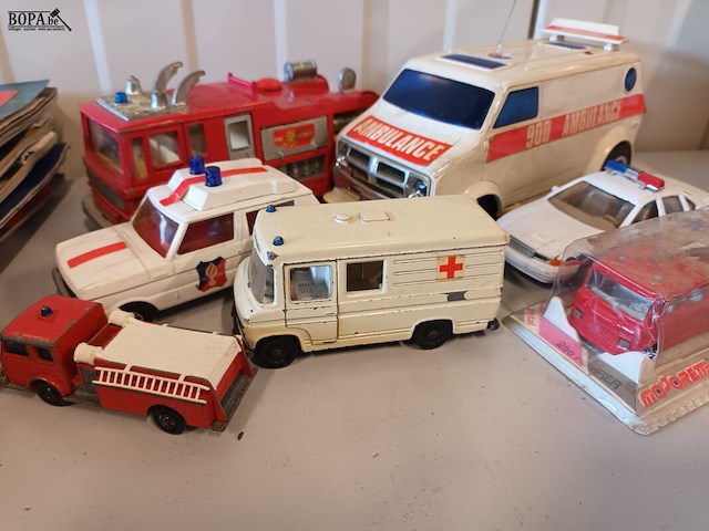Lot 46 - rescue voertuigen op schaal. 12 stuks. - afbeelding 13 van  14