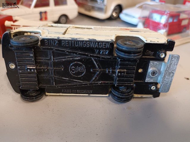 Lot 46 - rescue voertuigen op schaal. 12 stuks. - afbeelding 14 van  14