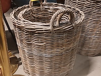 Lot 46 - rieten mand. 2 stuks - afbeelding 2 van  3