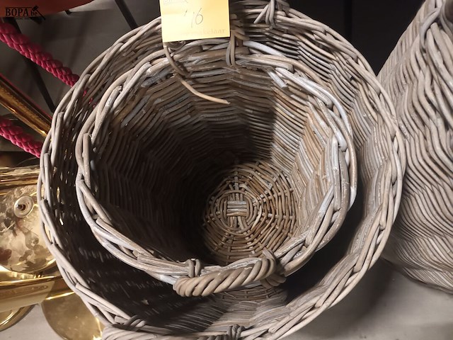 Lot 46 - rieten mand. 2 stuks - afbeelding 3 van  3