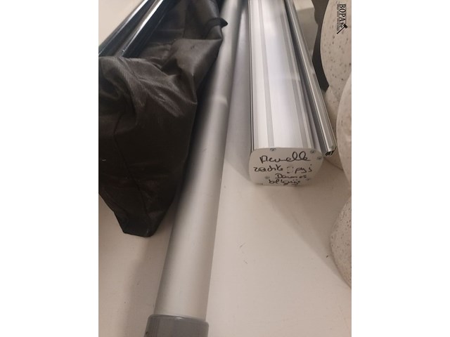 Lot 46 - roll-up, telescopische paal en vlaggenstokken - afbeelding 2 van  3